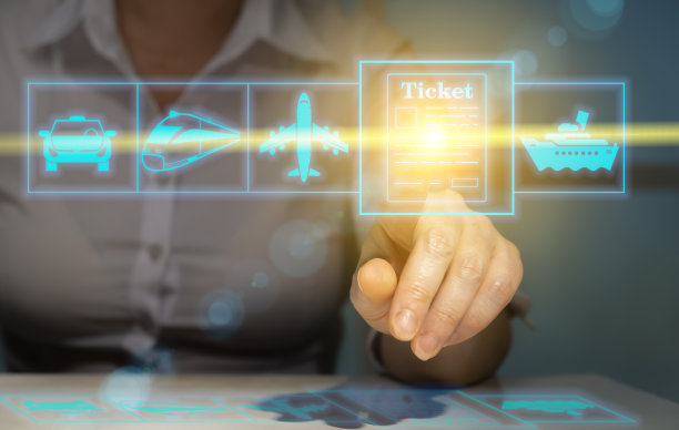 女乘客在选择、预订和在线购买时,点击电子设备互动屏幕上的电子机票图片 女乘客在选择、预订和在线购买时,点击电子设备互动屏幕上的电子机票图片下载