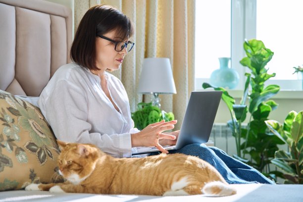 女人和猫一起坐在家里的床上,女人用笔记本电脑图片 女人和猫一起坐在家里的床上,女人用笔记本电脑图片下载