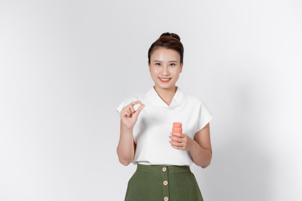 妇女用瓶丸产品。女孩拿着白色背景上隔离的补药瓶。图片 妇女用瓶丸产品。女孩拿着白色背景上隔离的补药瓶。图片下载