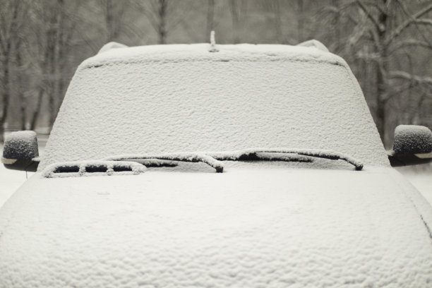 雪的车。冬季停车场运输。汽车上有一层雪。图片 雪的车。冬季停车场运输。汽车上有一层雪。图片下载