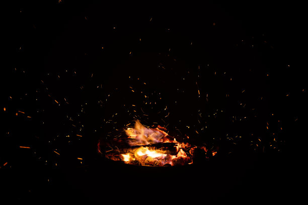 篝火火焰火花孤立在黑色背景上。火焰的热量在夜间堆积。火在黑色上闪烁图片 篝火火焰火花孤立在黑色背景上。火焰的热量在夜间堆积。火在黑色上闪烁图片下载