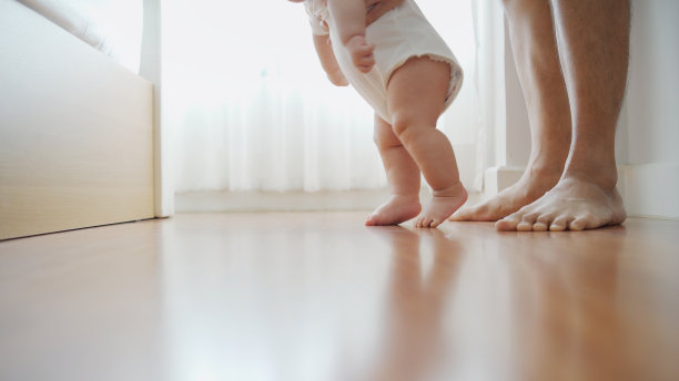 妈妈或爸爸教他们的小宝贝走路图片 妈妈或爸爸教他们的小宝贝走路图片下载