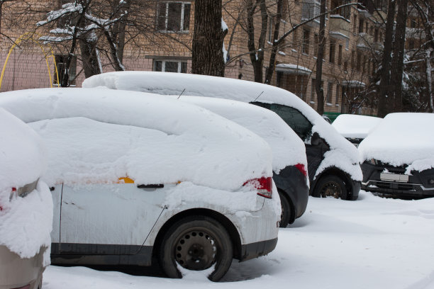 停车场里的汽车被雪覆盖了。白雪皑皑的冬天和雪堆图片 停车场里的汽车被雪覆盖了。白雪皑皑的冬天和雪堆图片下载