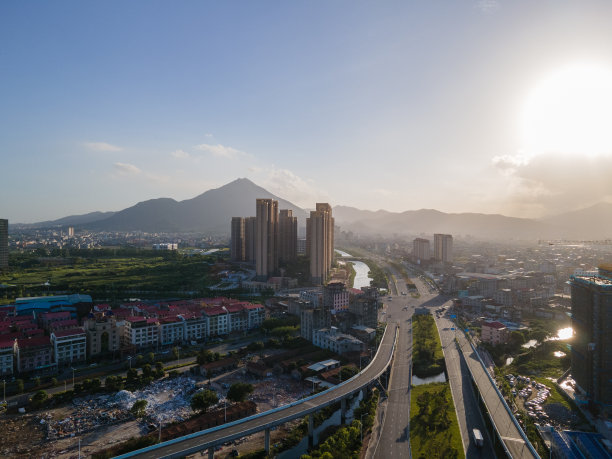穿越城市和农村地区的河流和道路的航空照片图片 穿越城市和农村地区的河流和道路的航空照片图片下载