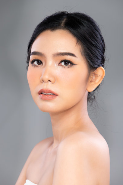 肖像脸拍摄美丽的年轻亚洲女性与时尚化妆品化妆干净的皮肤在灰色背景隔离。面部护理,优雅美容,爱美爱女图片 肖像脸拍摄美丽的年轻亚洲女性与时尚化妆品化妆干净的皮肤在灰色背景隔离。面部护理,优雅美容,爱美爱女图片下载