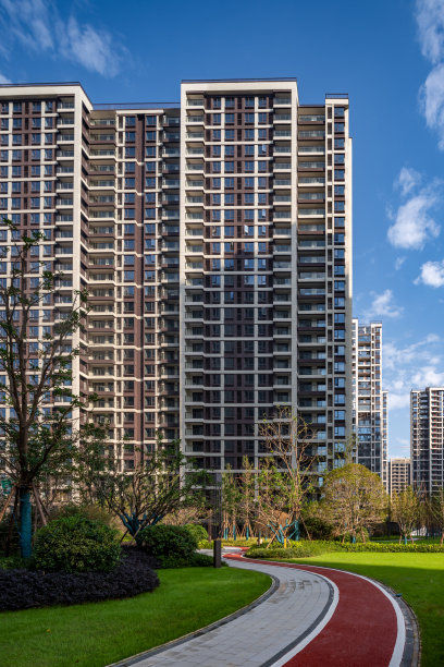 现代城市高层住宅的园林景观,绿油油的草坪小路,园林景观,绿色草地和花园上的曲线走道俯视图图片 现代城市高层住宅的园林景观,绿油油的草坪小路,园林景观,绿色草地和花园上的曲线走道俯视图图片下载