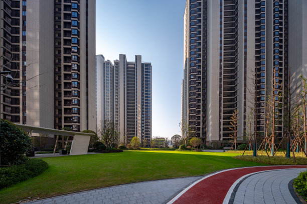 现代城市高层住宅的园林景观,绿油油的草坪小路,园林景观,绿色草地和花园上的曲线走道俯视图图片 现代城市高层住宅的园林景观,绿油油的草坪小路,园林景观,绿色草地和花园上的曲线走道俯视图图片下载