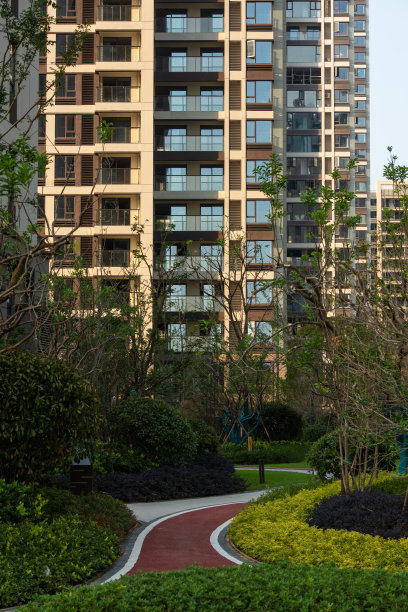 现代城市高层住宅的园林景观,绿油油的草坪小路,园林景观,绿色草地和花园上的曲线走道俯视图图片 现代城市高层住宅的园林景观,绿油油的草坪小路,园林景观,绿色草地和花园上的曲线走道俯视图图片下载