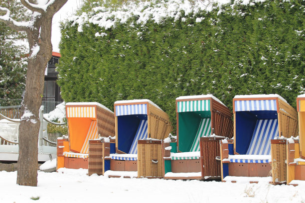 colorful loungers, winter time in Gdynia Orłowo Poland图片 colorful loungers, winter time in Gdynia Orłowo Poland图片下载