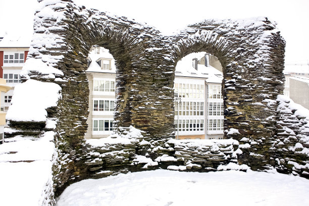 被雪覆盖的罗马围墙“壁画”。西班牙加利西亚的卢戈市。图片 被雪覆盖的罗马围墙“壁画”。西班牙加利西亚的卢戈市。图片下载