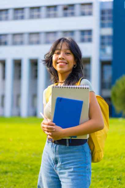 肖像的亚洲女孩在校园,学生概念与积木在手,大学图片 肖像的亚洲女孩在校园,学生概念与积木在手,大学图片下载