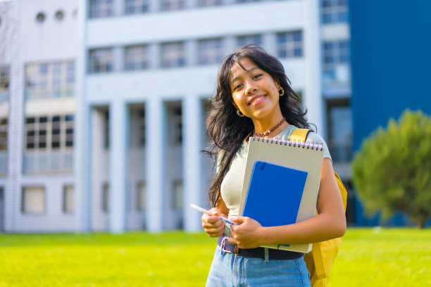 亚洲女孩在大学,学生概念在块在手图片 亚洲女孩在大学,学生概念在块在手图片下载