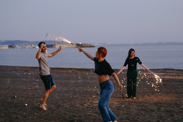 海滩上的烟花庆典图片 海滩上的烟花庆典图片下载