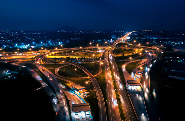 高速公路路口的鸟瞰图。城市多条高速公路夜间高峰时段的交通状况。工业城市交通运输和货物配送。图片 高速公路路口的鸟瞰图。城市多条高速公路夜间高峰时段的交通状况。工业城市交通运输和货物配送。图片下载