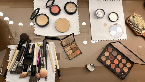 使用女性化妆品。凌乱的化妆间。图片 使用女性化妆品。凌乱的化妆间。图片下载