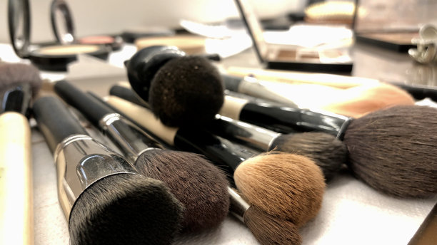 使用女性化妆品。凌乱的化妆间。图片 使用女性化妆品。凌乱的化妆间。图片下载