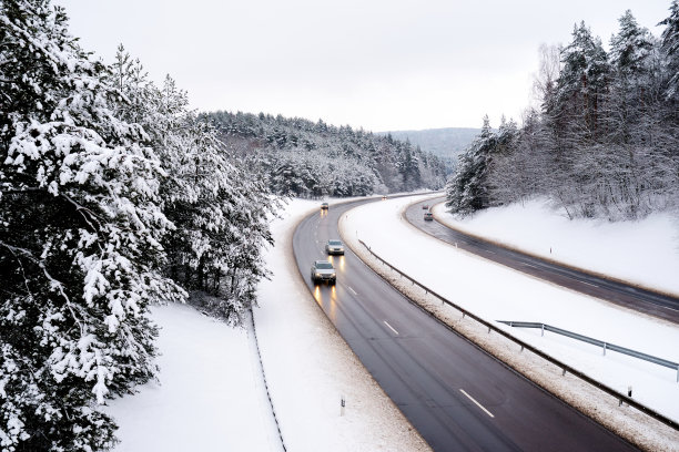 冬日高速公路的美景。汽车驶过白雪覆盖的松林。图片 冬日高速公路的美景。汽车驶过白雪覆盖的松林。图片下载