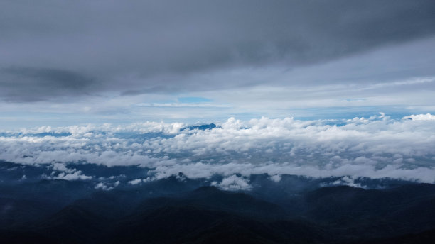 热带森林的鸟瞰图与雾在早晨。在泰国冬季,从无人机俯瞰美丽的热带森林。自然景观背景。图片 热带森林的鸟瞰图与雾在早晨。在泰国冬季,从无人机俯瞰美丽的热带森林。自然景观背景。图片下载