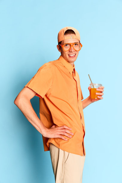 情绪,奇怪的人概念。肖像的年轻情感男子在休闲服装和帽子孤立的浅蓝色背景。青春、时尚、面部表情、情绪、生活方式、广告图片 情绪,奇怪的人概念。肖像的年轻情感男子在休闲服装和帽子孤立的浅蓝色背景。青春、时尚、面部表情、情绪、生活方式、广告图片下载