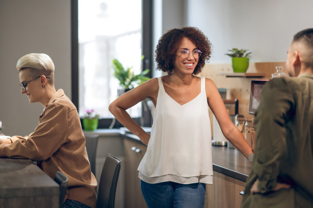 公司厨房里的一群办公室员工图片 公司厨房里的一群办公室员工图片下载