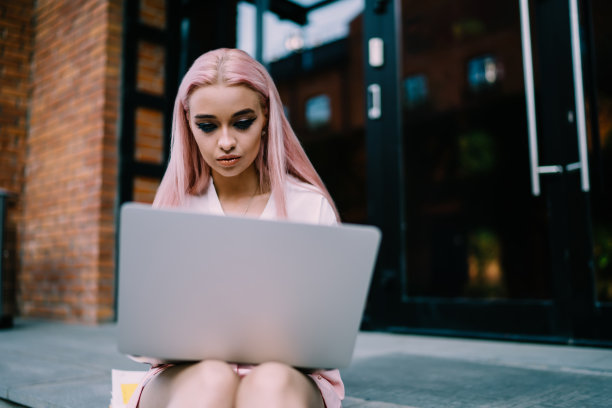 熟练的女性自由职业者在现代上网本上做远程工作,浏览有用的网站和安装应用程序,白人女性连接4g无线网络,通过笔记本电脑应用程序进行在线通信图片 熟练的女性自由职业者在现代上网本上做远程工作,浏览有用的网站和安装应用程序,白人女性连接4g无线网络,通过笔记本电脑应用程序进行在线通信图片下载