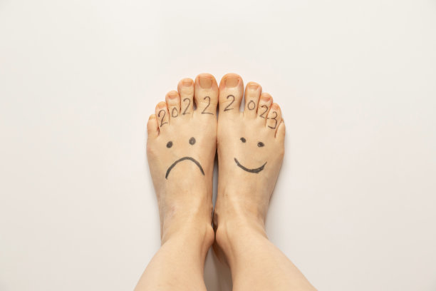 悲伤的2022年和快乐的2023年被画在白底女孩的腿上,2023年成功和好运,新年快乐图片 悲伤的2022年和快乐的2023年被画在白底女孩的腿上,2023年成功和好运,新年快乐图片下载