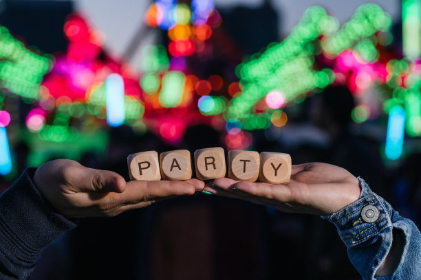 两只手拿着立方体组成party这个词图片 两只手拿着立方体组成party这个词图片下载