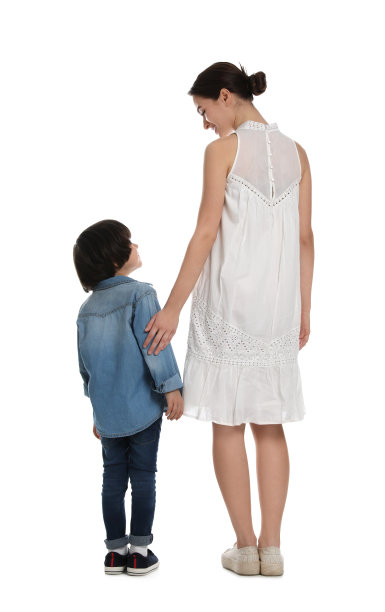 小男孩和他妈妈在白色背景上图片 小男孩和他妈妈在白色背景上图片下载