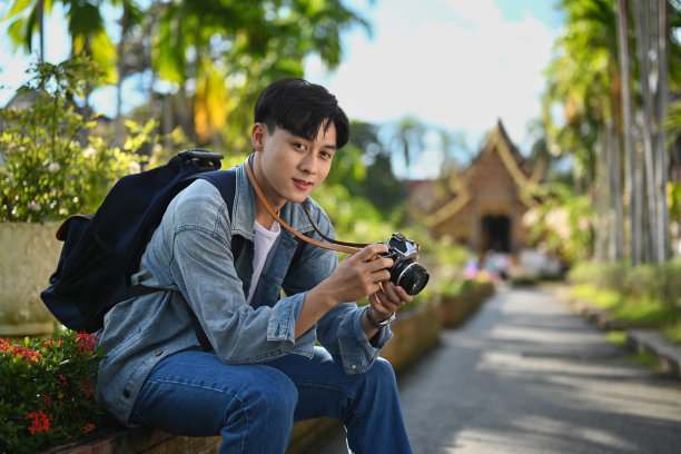 男子旅行者的照片与背包度假旅行在泰国。博客,度假和旅行的概念。图片 男子旅行者的照片与背包度假旅行在泰国。博客,度假和旅行的概念。图片下载