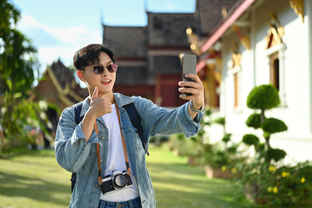 男子旅行者的照片与背包度假旅行在泰国。博客,度假和旅行的概念。图片 男子旅行者的照片与背包度假旅行在泰国。博客,度假和旅行的概念。图片下载