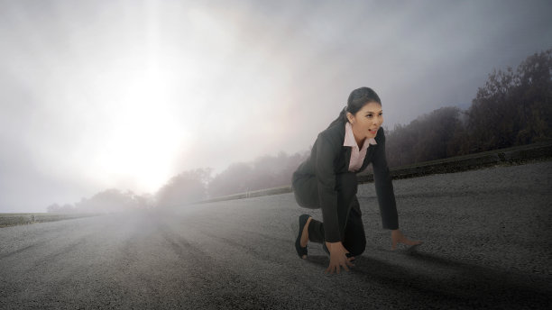 亚洲女商人站在起跑线上准备跑图片 亚洲女商人站在起跑线上准备跑图片下载