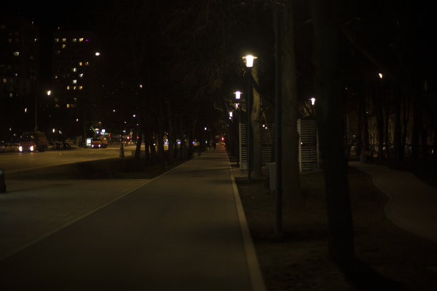 夜晚的城市。街道一片漆黑。图片 夜晚的城市。街道一片漆黑。图片下载