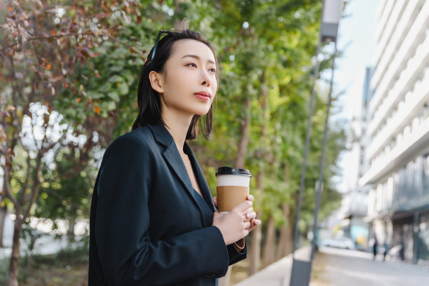 成功的女经理在城市的街道上休息。图片 成功的女经理在城市的街道上休息。图片下载