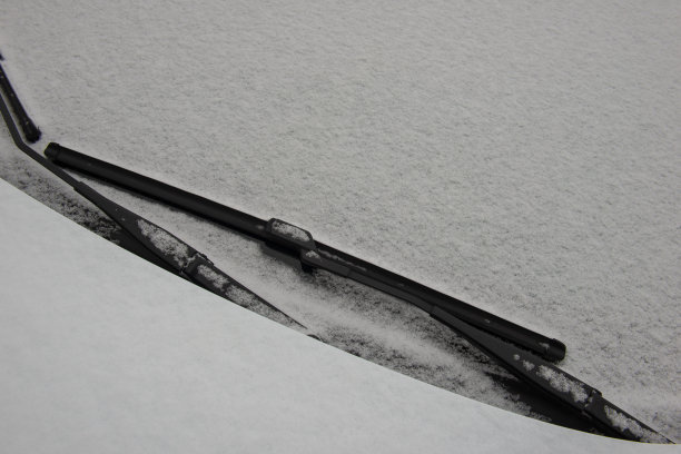 雪覆盖在汽车的玻璃上。图片 雪覆盖在汽车的玻璃上。图片下载