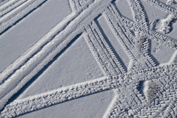 被雪覆盖的道路上有轮胎印图片 被雪覆盖的道路上有轮胎印图片下载