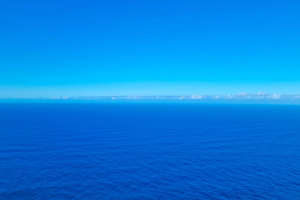从高处看,蓝色的天空和海洋或海洋的背景。背景的水。图片 从高处看,蓝色的天空和海洋或海洋的背景。背景的水。图片下载