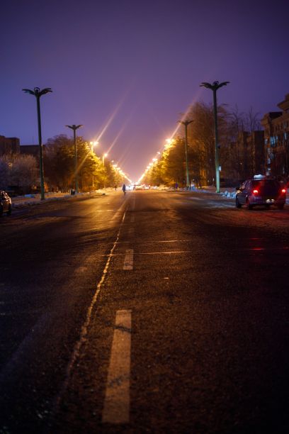 夜景潮湿的柏油路下,街灯纵横图片 夜景潮湿的柏油路下,街灯纵横图片下载