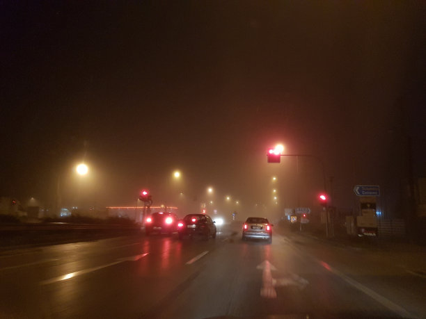 在大雾弥漫的夜晚,希腊埃格纳蒂亚大街上的道路车辆亮起了灯图片 在大雾弥漫的夜晚,希腊埃格纳蒂亚大街上的道路车辆亮起了灯图片下载