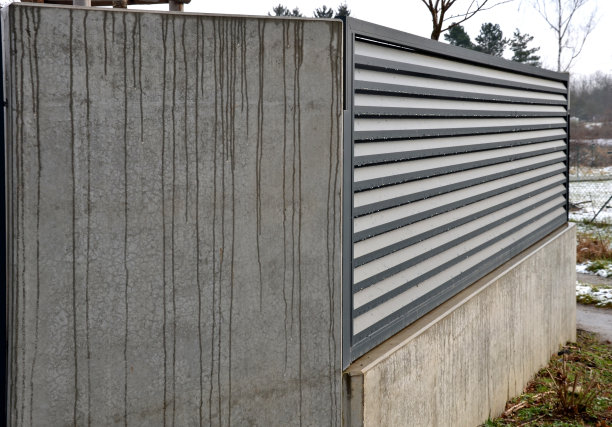 栅栏的金属填充物,下面是混凝土块。金属铝栅栏将保护花园周围的隐私。水平板条覆盖良好。一种由铝保护,混凝土制成的树篱图片 栅栏的金属填充物,下面是混凝土块。金属铝栅栏将保护花园周围的隐私。水平板条覆盖良好。一种由铝保护,混凝土制成的树篱图片下载