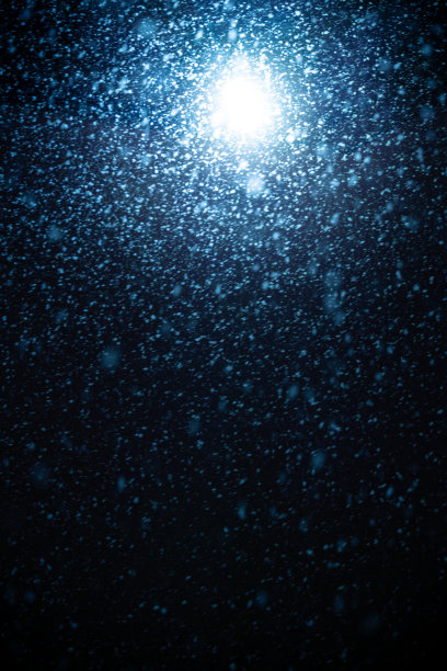 明亮的镜头耀斑和雪花在运动中被隔离在黑色背景上。图片 明亮的镜头耀斑和雪花在运动中被隔离在黑色背景上。图片下载