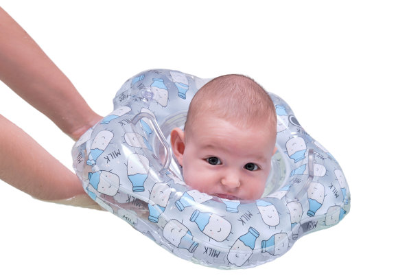 婴儿游泳的新生婴儿在一个家庭浴室,孩子游泳与一个充气圈在他的脖子上,孤立的白色背景。一个两个月大的男孩在妈妈的帮助下在浴缸里洗澡图片 婴儿游泳的新生婴儿在一个家庭浴室,孩子游泳与一个充气圈在他的脖子上,孤立的白色背景。一个两个月大的男孩在妈妈的帮助下在浴缸里洗澡图片下载