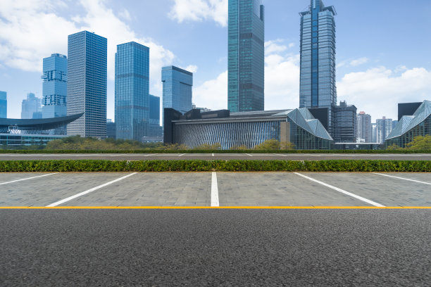 空停车场与市中心的城市空间背景图片 空停车场与市中心的城市空间背景图片下载