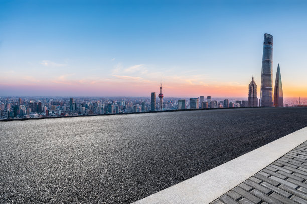 上海日出时的柏油路和城市天际线图片 上海日出时的柏油路和城市天际线图片下载