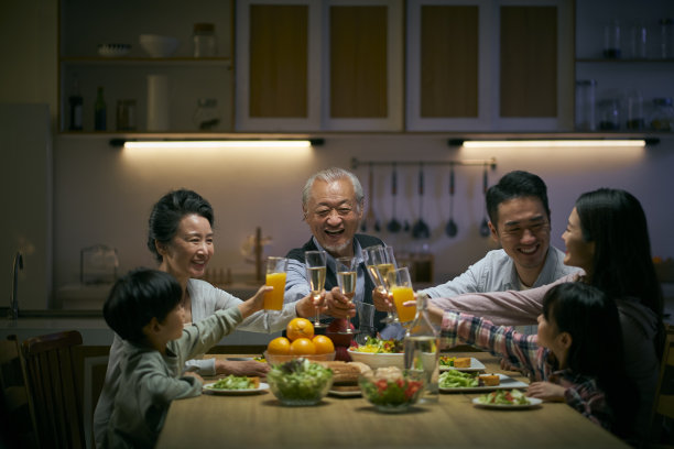 三代亚洲家庭在一起吃饭时敬酒图片 三代亚洲家庭在一起吃饭时敬酒图片下载