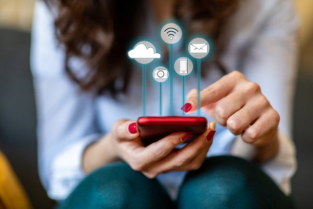 女性使用智能手机、网络和通信概念图片 女性使用智能手机、网络和通信概念图片下载