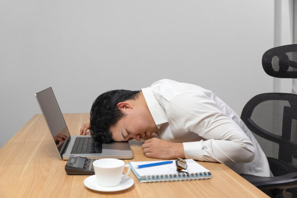 患有嗜睡症的男子在办公桌上睡着了。
嗜睡症是一种睡眠障碍,使人在白天非常昏昏欲睡。图片 患有嗜睡症的男子在办公桌上睡着了。
嗜睡症是一种睡眠障碍,使人在白天非常昏昏欲睡。图片下载