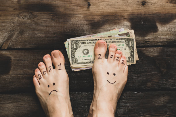 2021年和2022年悲伤和快乐的表情画在女孩的腿上,房子的木地板和脚下的美元,成功在新的2022年,快乐和悲伤,财务图片 2021年和2022年悲伤和快乐的表情画在女孩的腿上,房子的木地板和脚下的美元,成功在新的2022年,快乐和悲伤,财务图片下载