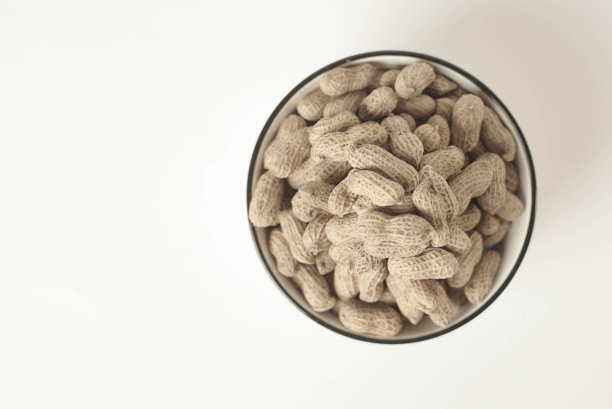 这张高质量的图片展示了完美的烤花生孤立在干净的白色背景上,非常适合你的食品相关的项目或博客图片 这张高质量的图片展示了完美的烤花生孤立在干净的白色背景上,非常适合你的食品相关的项目或博客图片下载