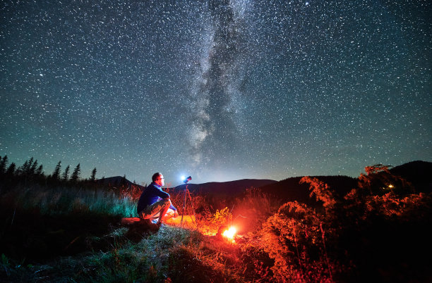 年轻人在山上拍摄星空。图片 年轻人在山上拍摄星空。图片下载