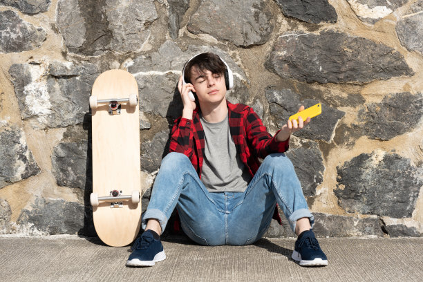 十几岁的男孩在户外听音乐图片 十几岁的男孩在户外听音乐图片下载
